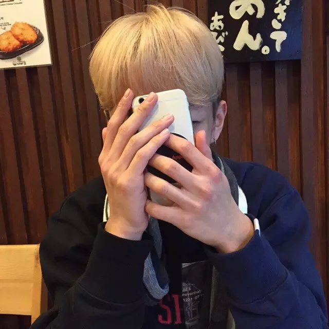纪纪凡月